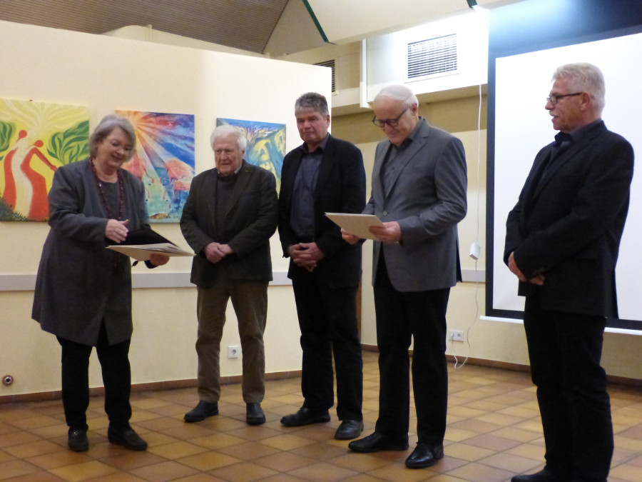 Sigrid Schmitt (links im Bild) ehrte vier Sänger des MGV Windesheim, am Abend des 29.12.2024 im evangelischen Gemeindehaus in Windesheim. V.l.n.r.: Heinrich Zimmermann, Bernhard Schwanke, Günter Saueressig, Guido Krieg.