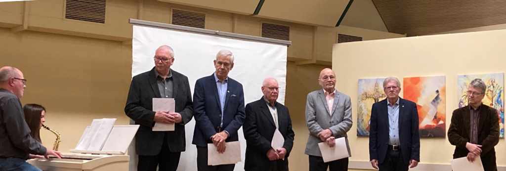 Im Rahmen der MGV-Jahresabschlussfeier am 29.12.2022 wurden vier verdiente Sänger geehrt (mittig v.l.n.r.): Herbert Deeg, 25 Jahre Singen, Werner Marx, 65 Jahre Singen, Friedel Poss, 70 Jahre Singen, Walter Velten, 70 Jahre Singen.