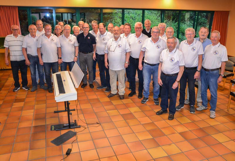 Der Männerchor Windesheim/Waldlaubersheim mit seinem neuen Dirigenten, Gerhard Wöllstein, am 10. Juni 2024 im evangelischen Gemeindehaus in Windesheim.