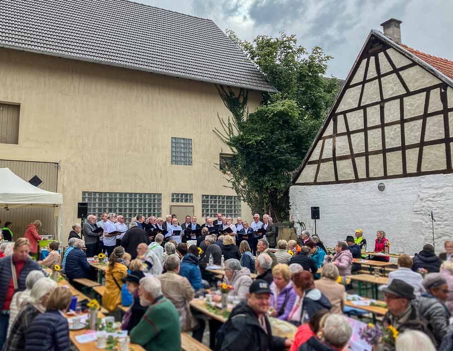 Beim "Offenen Singen" des MGV Windesheim am Rathaus in Windesheim, am 29.09.2024