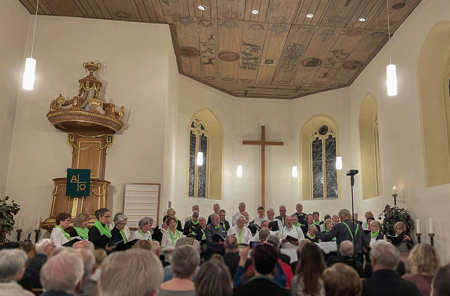 VokalGenial, der gemischte Chor des MGV Windesheim, mit seinem musikalischen Leiter Günter Stauer am Abend des 21.10.2023 in der evangelischen Kirche in Windesheim
