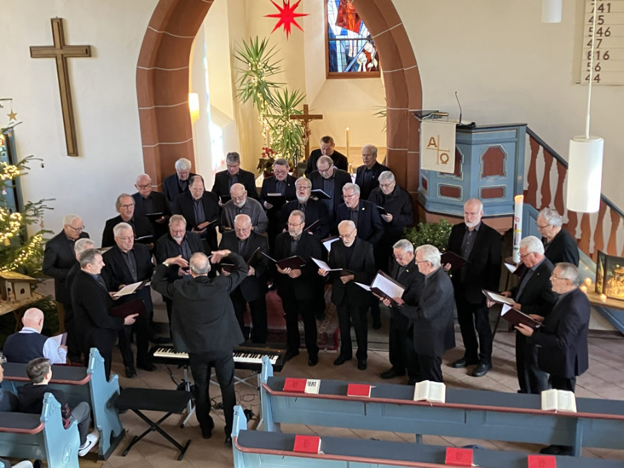 Die Männerchorgemeinschaft Windesheim/Waldlaubersheim mit ihrem Chorleiter Gerhard Wöllstein am 26.12.2024 in der ev. Kirche in Guldental.